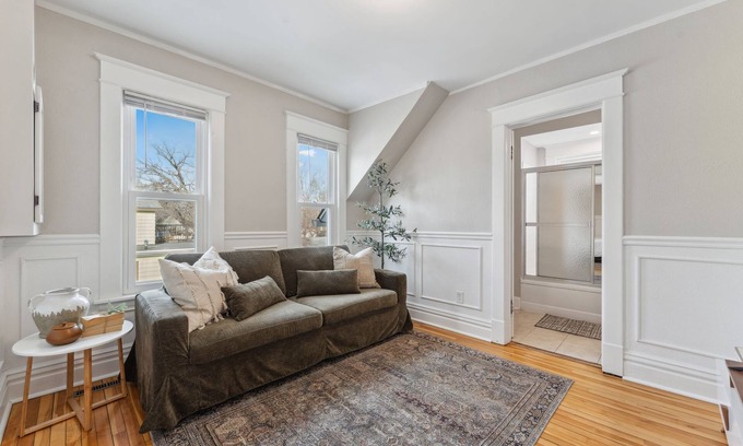 Midway Apartment | Cozy retro charm in Saint Paul with a monthly discount