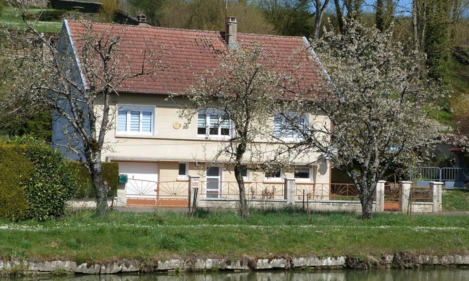 Vilosnes-Haraumont Cottage | Cozy Riverside Gîte with Terrace, Near Verdun Sites and Outdoor Activities