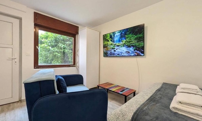 Sesvete Apartment | Cozy Room in an Old House with AC