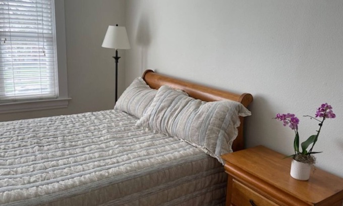 Forest Grove Bed & Breakfast | Cozy room in Bed & Breakfast in an updated historic home in Forest Grove, Oregon