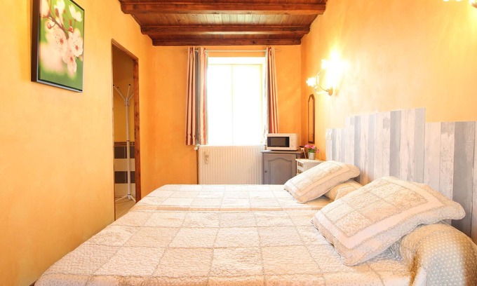 Choye Bed & Breakfast | Cozy room in historic house with park and horse facility