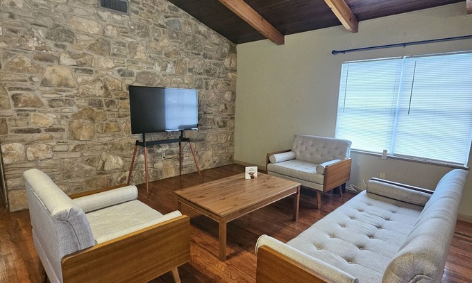 Copperas Cove House | Cozy Rustic 3 Bedrooms House perfect for your vacation