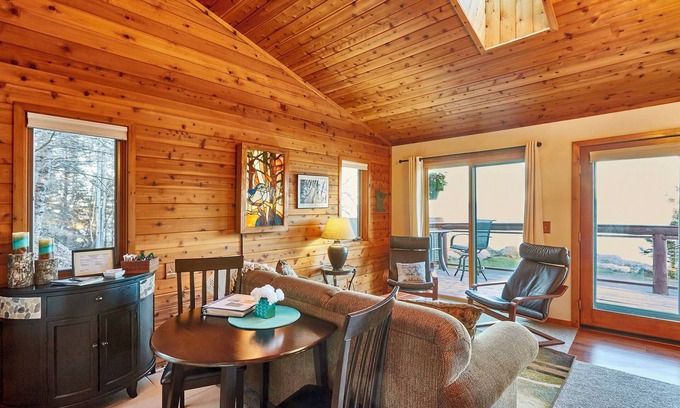 Schroeder Apartment | Cozy Schroeder Studio w/Deck on Lake Superior