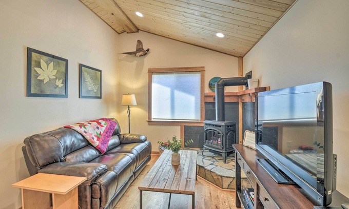 Adelma Beach Condo | Cozy Sequim Condo: Olympic Discovery Trail Access!
