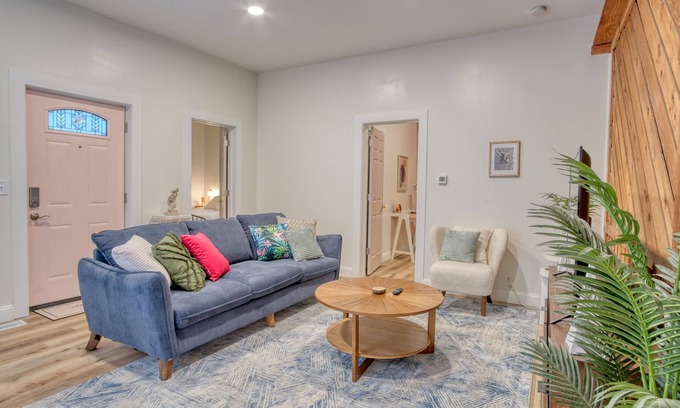 Indianapolis House | Cozy sleeps 7, Fenced backyard, 5 min to Lucas oil stadium and downtown