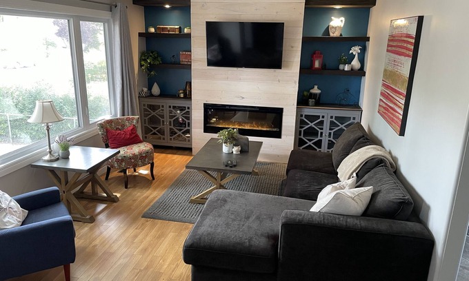 Saskatoon House | Cozy Space, 5mins to outdoor pools, shops, and restaurants.
