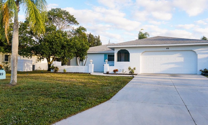 Oakland Hills House | Cozy & Spacious 2BR/2BA Gem in Sunshine State, close to the beach
