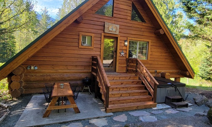 Randle Cabin | Cozy St. Helen's Cabin is Pet-friendly, Hot tub, AC, WIFI, Seasonal River Access