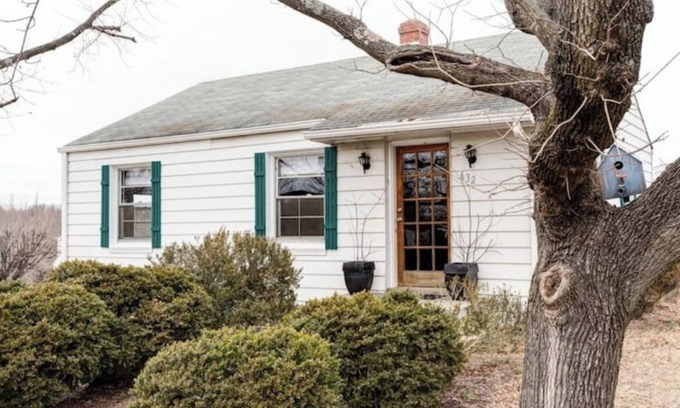Belmont Cottage | Cozy Stonehenge Cottage- Fenced yard, Close to Hospital, Walk to Downtown