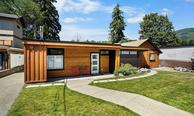 Lake Cowichan Hotel | Cozy Studio at Riverside Boutique Motel - Elk Room