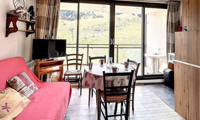 Villarembert Apartment | Cozy Studio · Central Location · Large South-Facing Balcony