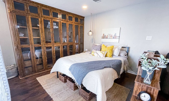 Fort Worth Condo | Cozy Studio condo with pool, nightlife and restaurants!