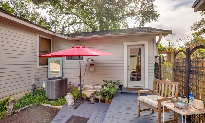 Tomball Apartment | Cozy Studio Cottage in Downtown Tomball!