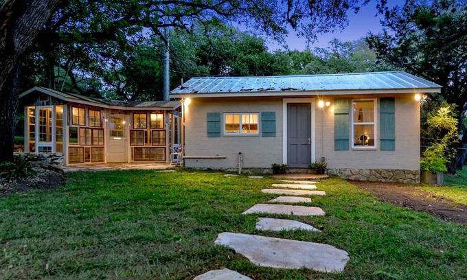 Grey Forest Cottage | Cozy Studio Cottage - Near Floores Country Store, SeaWorld and Fiesta Texas