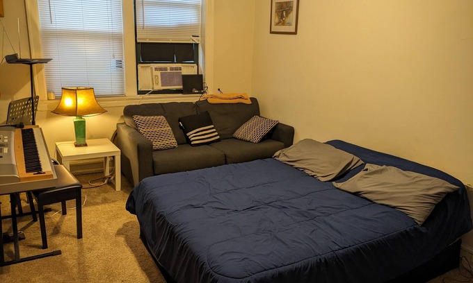 Ravenswood Apartment | Cozy Studio in Bustling Ravenswood Neighborhood