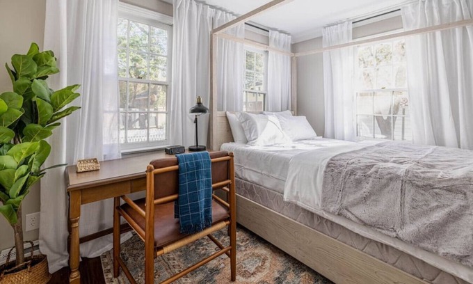 Harleston Village House | Cozy Studio - Just off Broad St - Downtown!