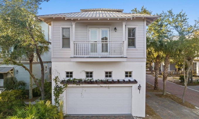 Rosemary Beach Apartment | Cozy Studio-Private Balcony-Resort Pool-Beach Access-Bikes-Backpack Beach Chairs