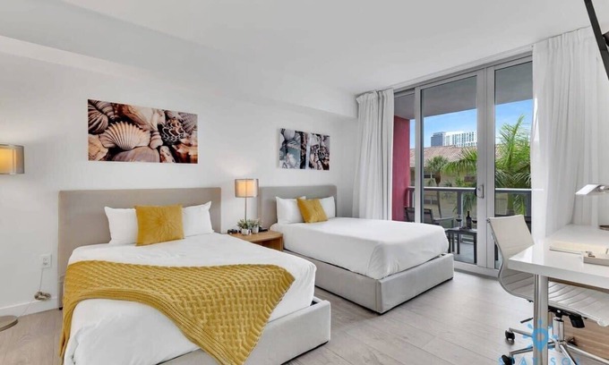 Hallandale Beach Apartment | Cozy Studio with Balcony- Near Beach