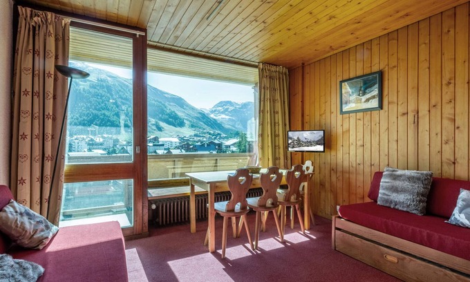 Le Cret Apartment | Cozy Studio with Balcony, Close to Center, Ski Shuttle, WiFi, and Pet Friendly!