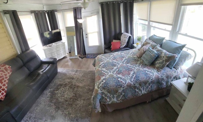 Summerfield Apartment | Cozy studio with Private entrance near The Villages, pet friendly