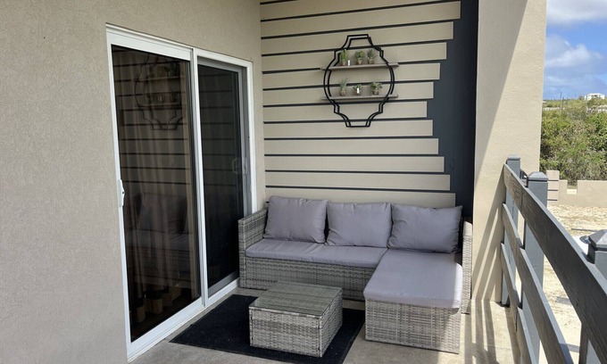 The Valley Apartment | Cozy studio with WiFi and AC in charming The Valley, Black Garden