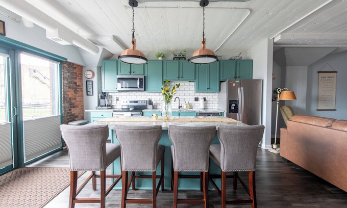 Sandusky Condo | Cozy/Stylish Chesapeake Sunrise Retreat-1 King Bed