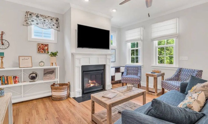 Durham House | COZY SUN FILLED HOME/MODERN VILLA NEAR DOWNTOWN