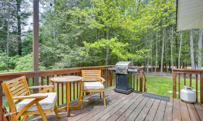 Swan Lake House | Cozy Swan Lake Apt with Grill and Private Yard