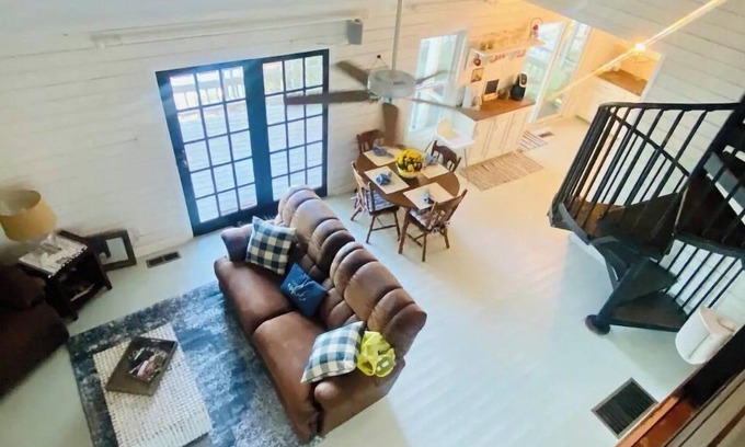 Stemley Cabin | Cozy Talladega Lakefront Home with Amazing views