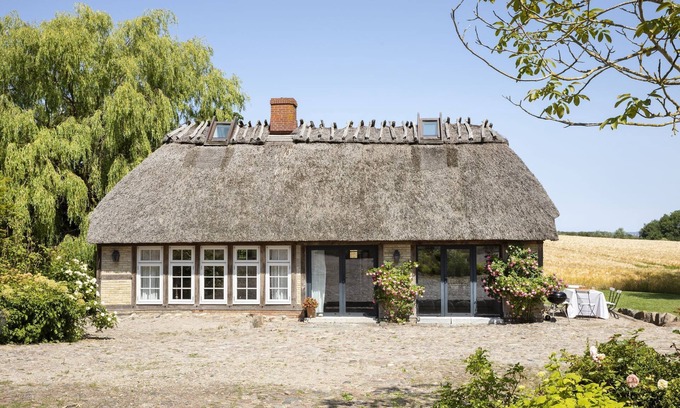 Pommerby House | Cozy thatched cottage with large fireplace and sauna