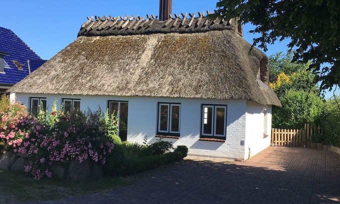 Scholderup House | Cozy thatched cottage in the middle of nature