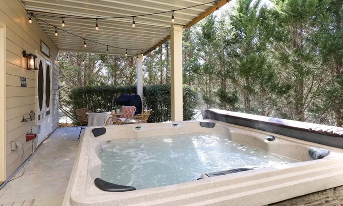 Helen Condo | Cozy TownHaus by Jubelas - Private Relaxing Hot Tub