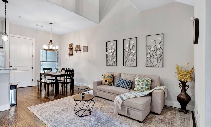 Denton House | Cozy Townhome just minutes away from UNT, TWU & Downtown Denton. Pet Friendly!