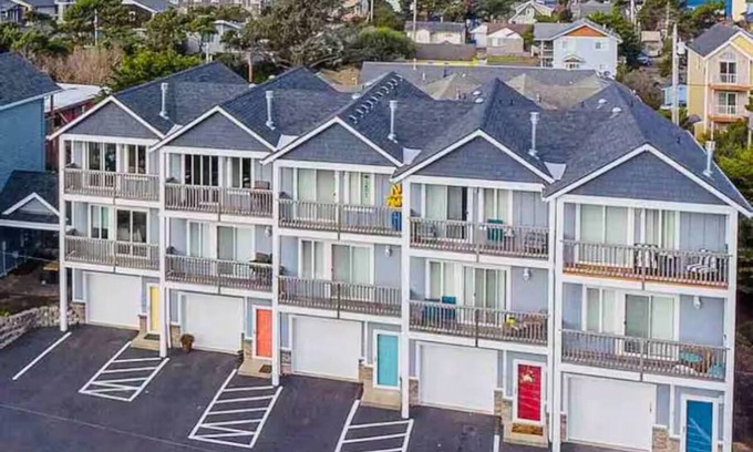 Logsden House | Cozy TownHouse 1/2 Block to Beach Access