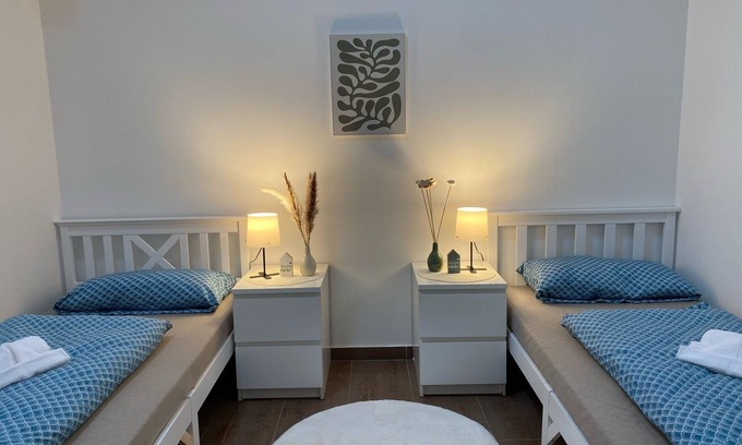 Roesrath House | Cozy twin room with terrace & smart TV in a quiet location | WLAN incl.