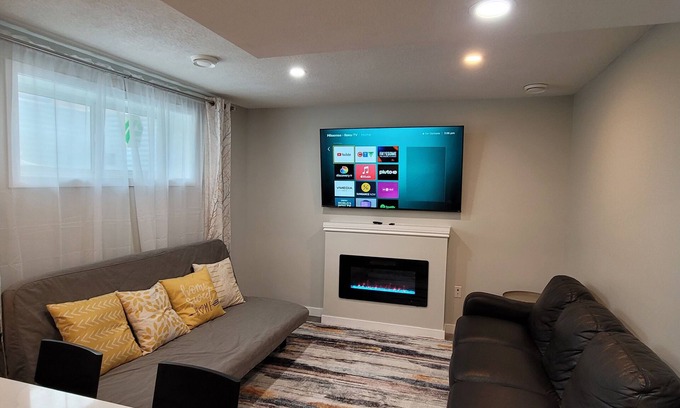 Southwest Edmonton Apartment | Cozy Two bedroom suite, 10mins from the Airport and major Edmonton Shopping mall