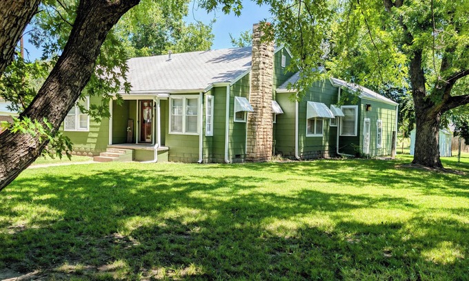 Arkansas City House | Cozy two-bedroom house with central heat and air. Close to downtown Ark City.