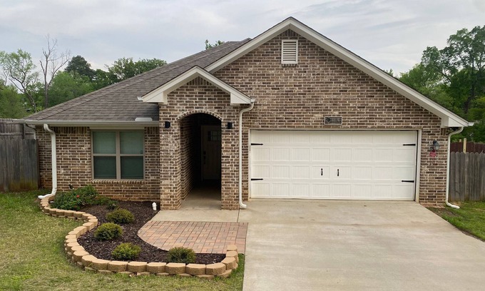 Tyler House | Cozy Unit with Patio Retreat