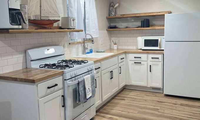 Shawano Cabin | Cozy updated one bedroom cottage on shawano lake