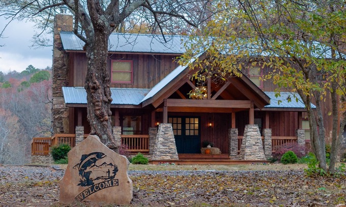 Wilburn Cabin | Cozy, upscale cabin with best view and fishing on the river!