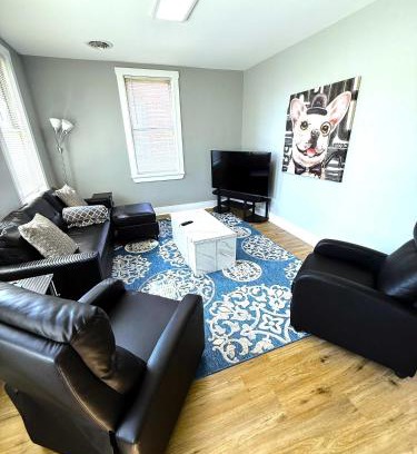 Wilmington Apartment | Cozy Walk up King Bed fast WiFi