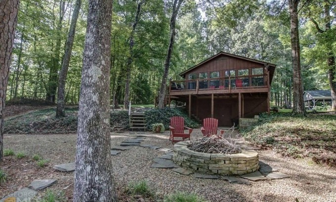 Monticello House | Cozy Waterfront Bungalow w/Boat Dock & Fire Pit Perfect for the Weekend or Week