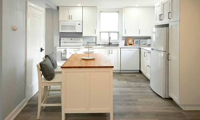 York Regional Municipality House | Cozy weekend gateway with river creek backyard.