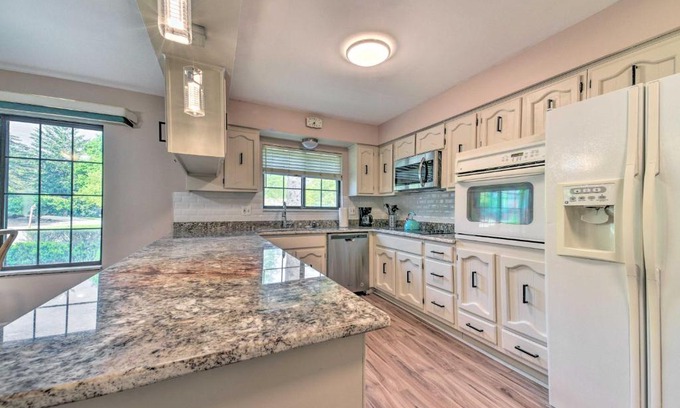 West Bloomfield House | Cozy West Bloomfield Home - Fishing Nearby!