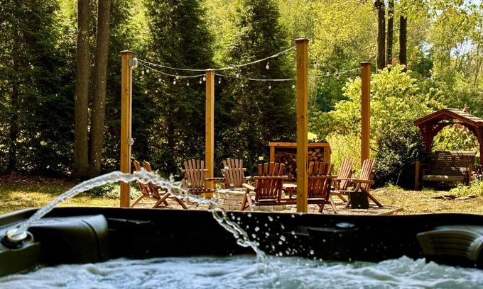 Mill Run Cabin | Cozy winter Getaway, See the Stars in the New Hot Tub & Beautiful Firepit