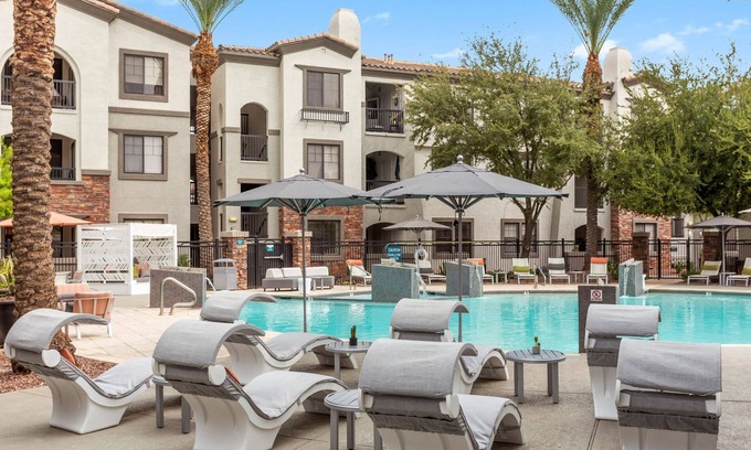 Glendale Sports and Entertainment District Apartment | CozySuites at Glendale