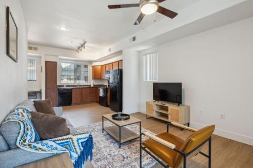 Glendale Sports and Entertainment District Apartment | CozySuites Glendale - Westgate w pool 14