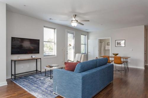 Music Row Apartment | CozySuites Music Row Spacious 2BR free parking 25