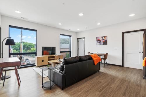 Lockerbie Square Apartment | CozySuites on Mass with garage parking #10