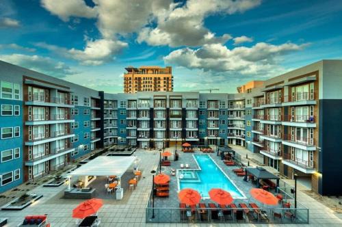 Downtown Phoenix Apartment | Cozysuites PHX RORO Gym Pool Pets Parking #17